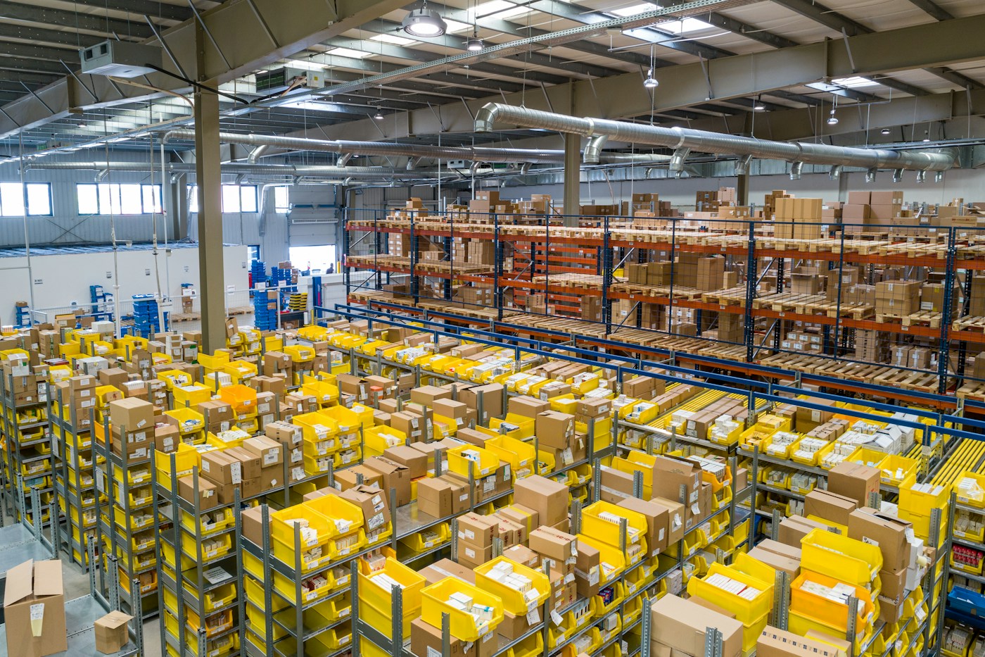 Warehouse conveyor and distribution equipment supporting product logistics